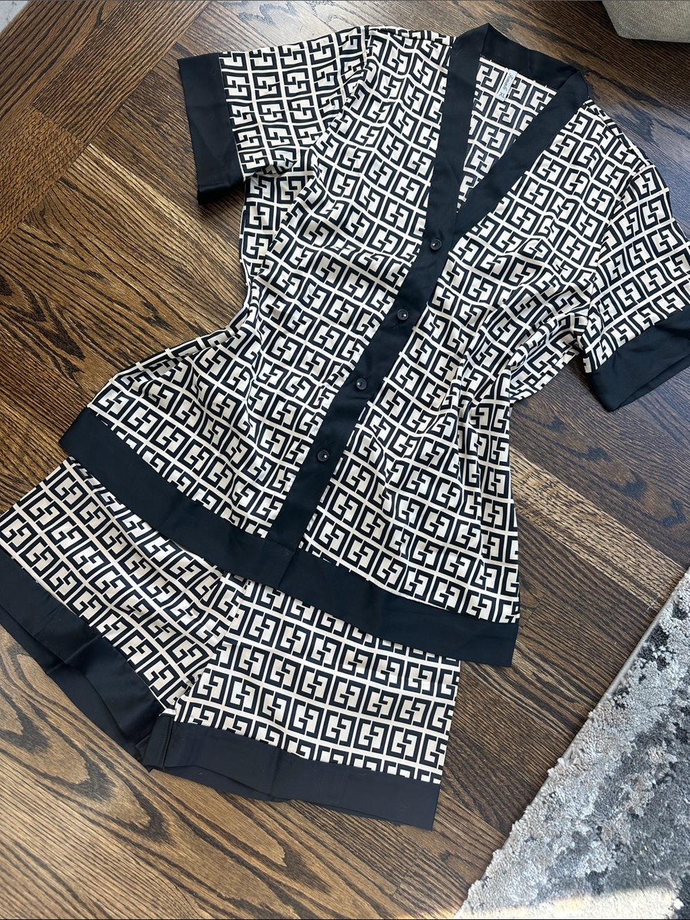 Black and Cream GG Logo Button-Up Short Set can be worn seperate XL fits like M
